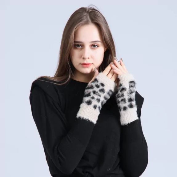 mitaine en laine avec un motif léopard