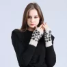 mitaine en laine avec un motif léopard