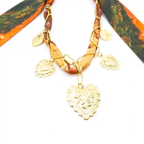 Collier foulard breloques dorées