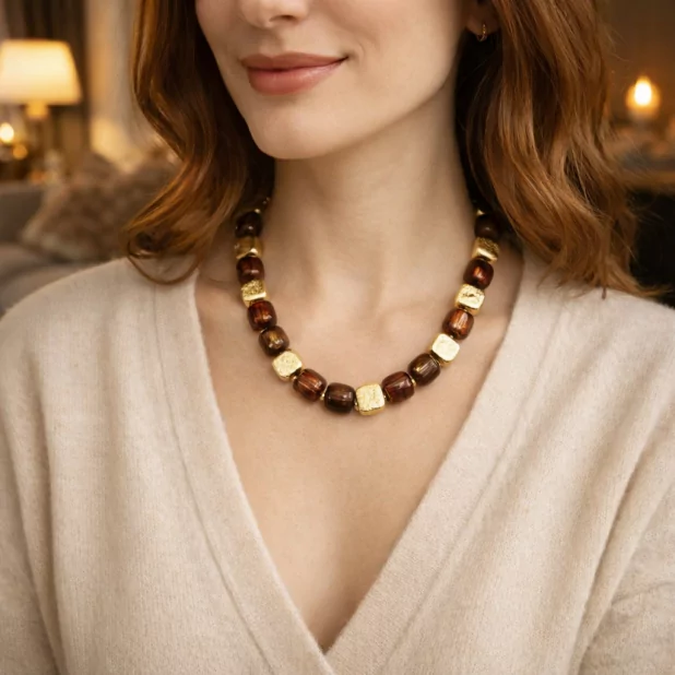 Collier cabochon résine et doré brossé