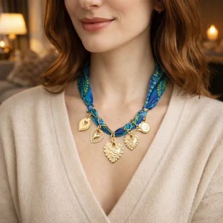 Collier foulard breloques dorées