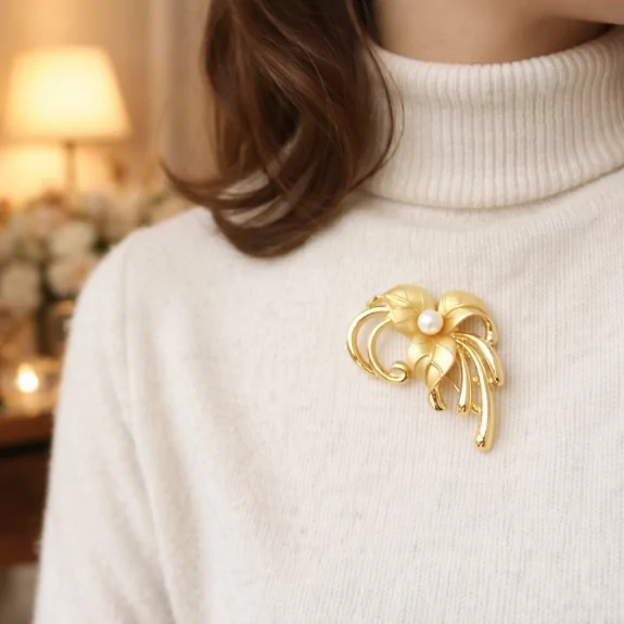 Broche dorée fleur avec perle nacrée