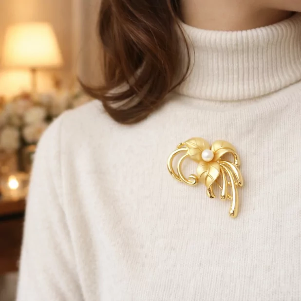 Broche dorée fleur avec perle nacrée