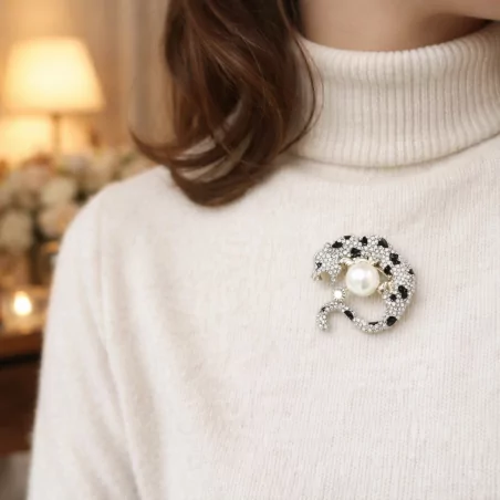 Broches strass - léopard et perle nacrée