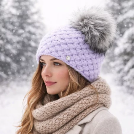 bonnet avec pompon synthétique