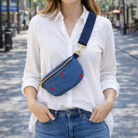 Pochette Banane Femme en Coton Effet Jean – Cœurs Rouges Brodés