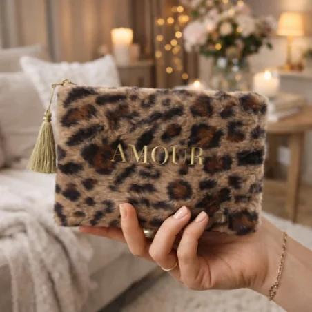 Pochette fourrure message AMOUR