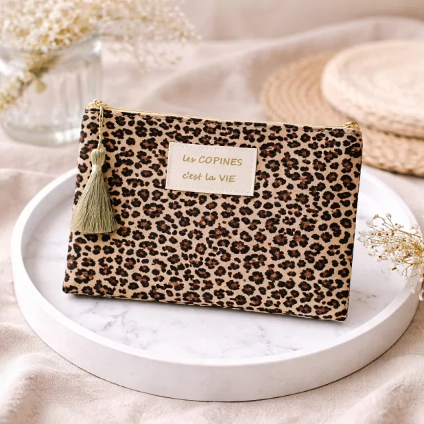 Pochette motif léopard “Les copines, c’est la vie”