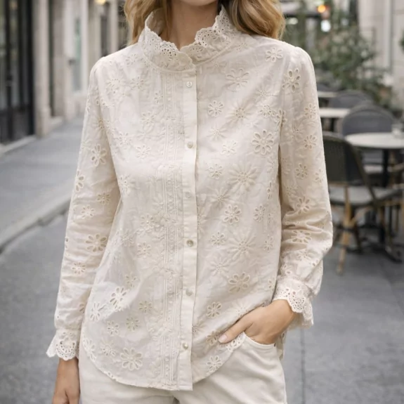 Chemise femme en coton brodé – Col festonné