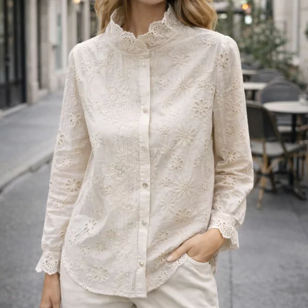 Chemise femme en coton brodé – Col festonné