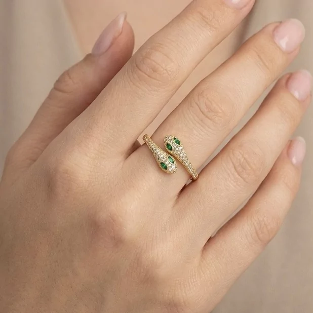 Bague serpent pavée de strass et pierres vertes