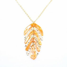 Sautoir acier avec pendentif feuille de couleur