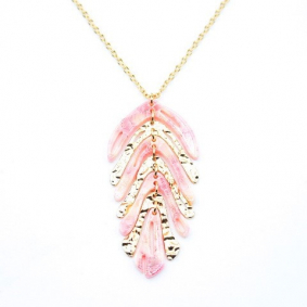 Sautoir acier avec pendentif feuille de couleur