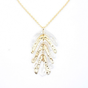 Sautoir acier avec pendentif feuille de couleur