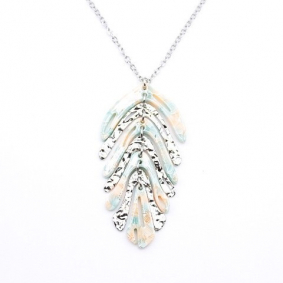 Sautoir acier avec pendentif feuille de couleur