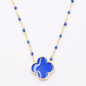 Collier tendance acier, perles et trèfle