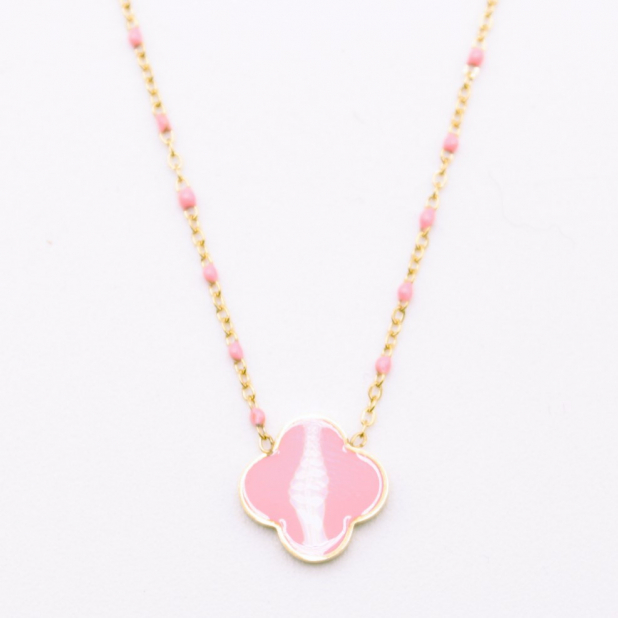 Collier tendance acier, perles et trèfle