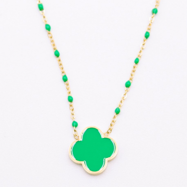 Collier tendance acier, perles et trèfle