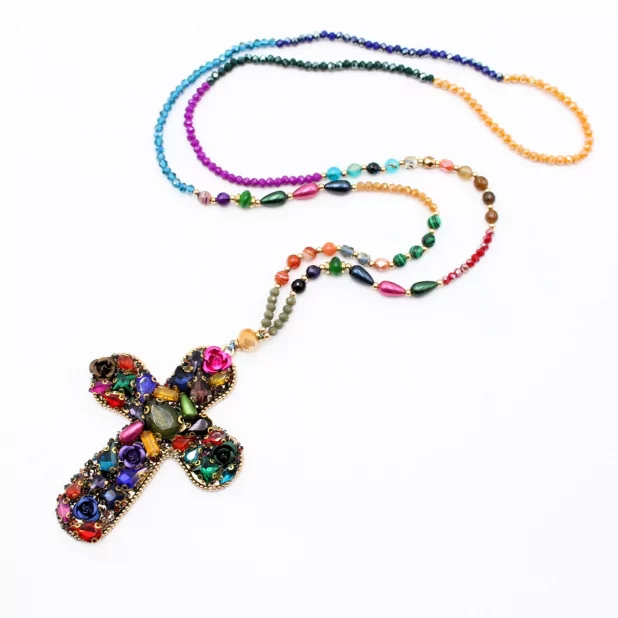 Sautoir en perles de cristal avec croix