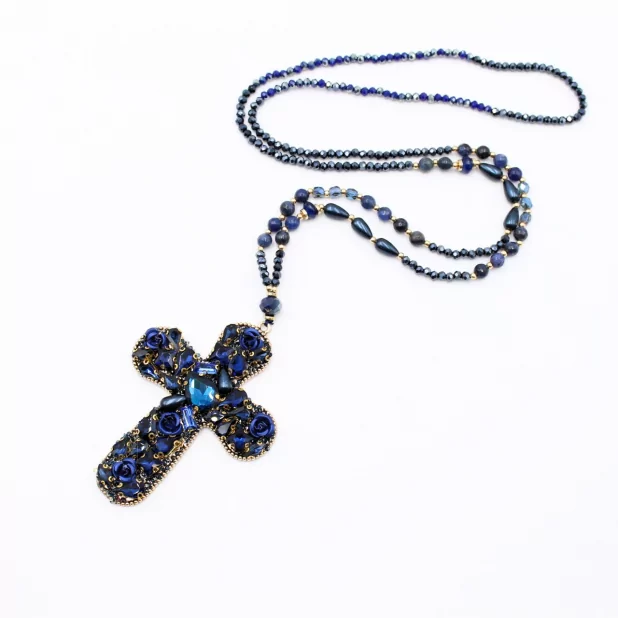 Sautoir en perles de cristal avec croix
