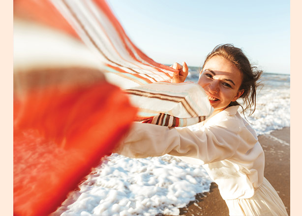 Adoptez la tendance du foulard coloré pour le printemps